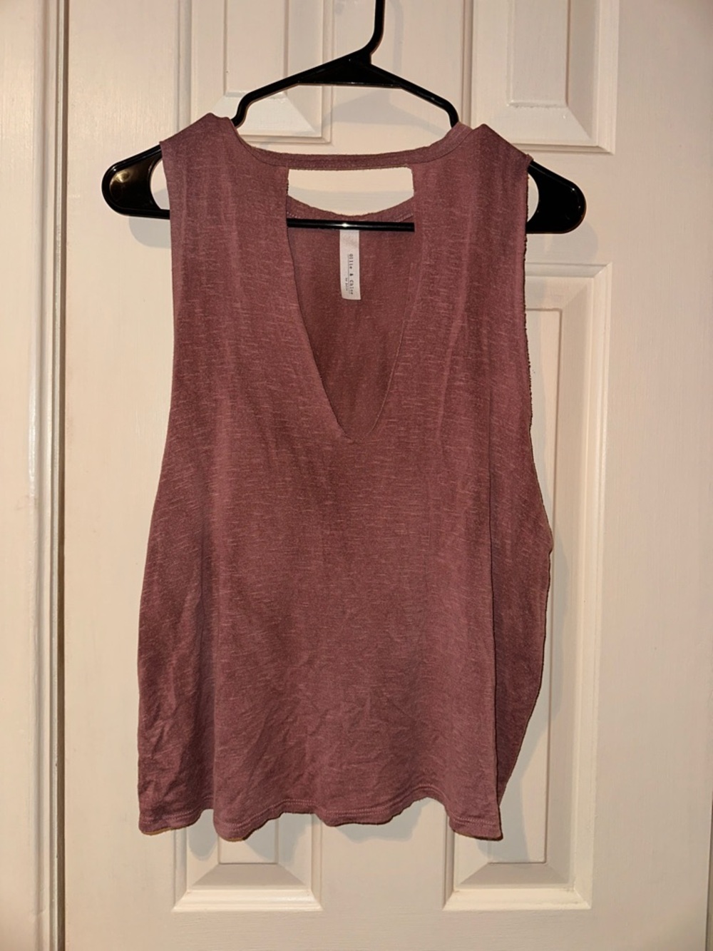 Sleeveless V-Neck Tank Top in Mauve